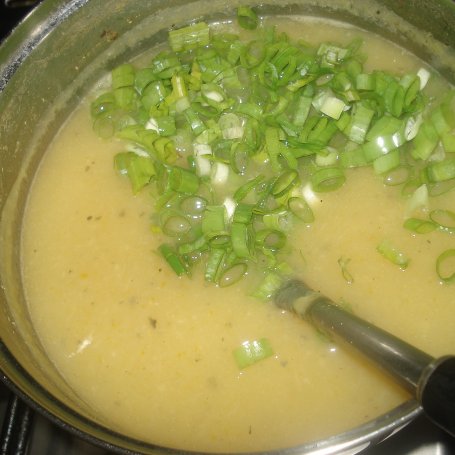 Krok 7 - Zupa krem z  żółtej papryki z dodatkiem zielonej cebulki foto