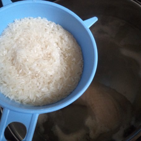 Krok 2 - Zupa krem ze świezego szpinaku i ryżu- zaserwowana z groszkiem ptysiowym i zóltym serem :) foto