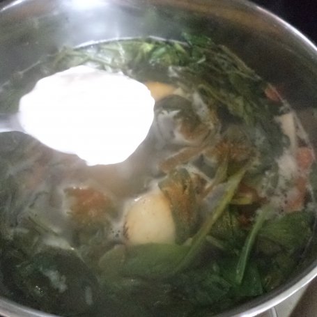 Krok 5 - Zupa krem ze świezego szpinaku i ryżu- zaserwowana z groszkiem ptysiowym i zóltym serem :) foto