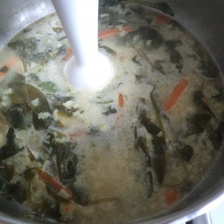 Krok 6 - Zupa krem ze świezego szpinaku i ryżu- zaserwowana z groszkiem ptysiowym i zóltym serem :) foto