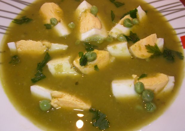 Fotografia przedstawiająca Zupa krem ze świeżego zielonego groszku