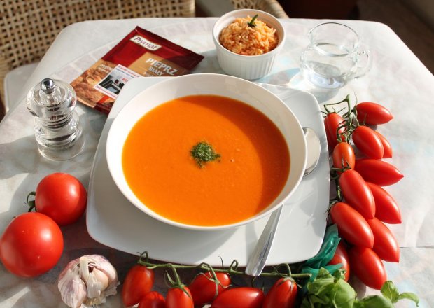 Fotografia przedstawiająca Zupa krem ze swieżych pomidorów z pesto