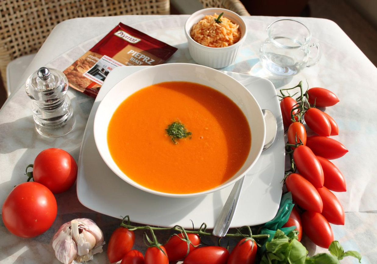 Zupa krem ze swieżych pomidorów z pesto foto
