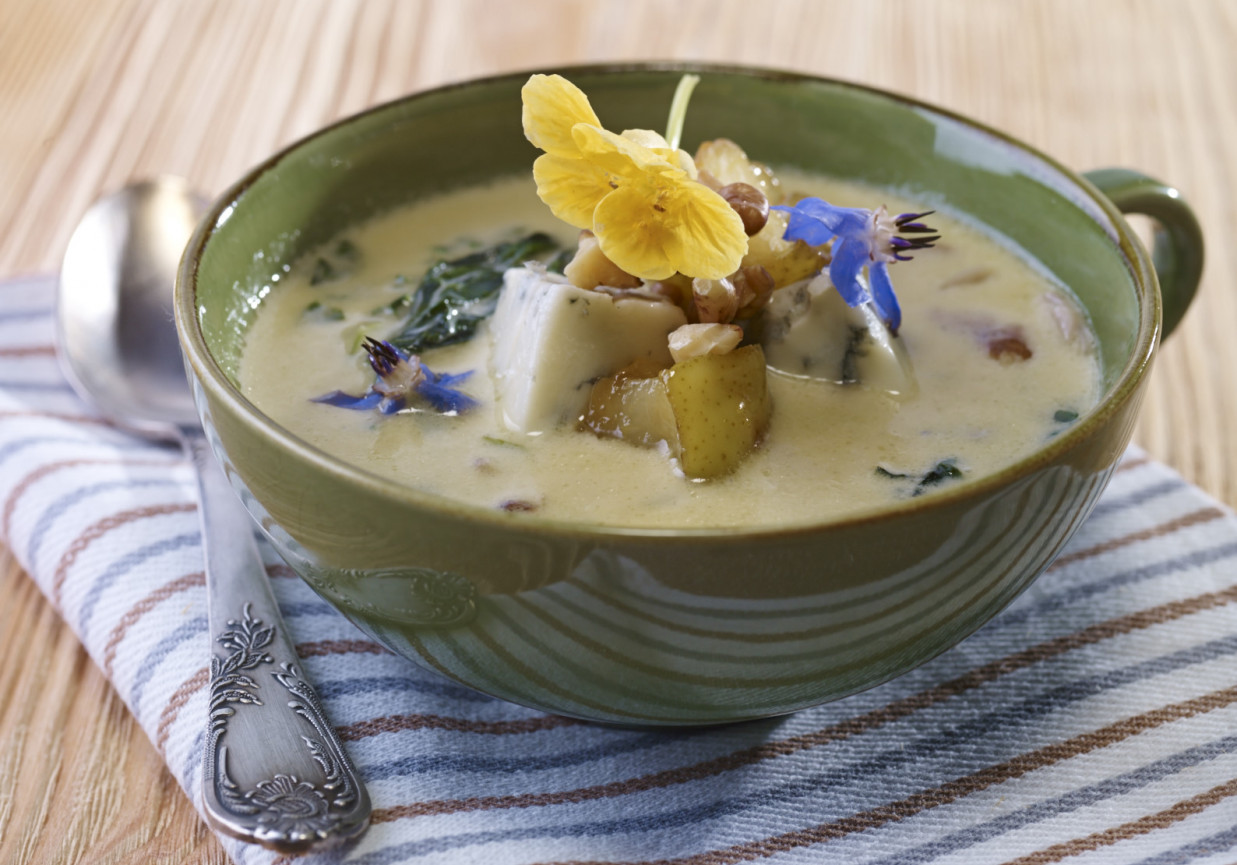 Zupa krem ze szpinaku z czosnkiem, serem gorgonzola i słodko-kwaśną gruszką foto