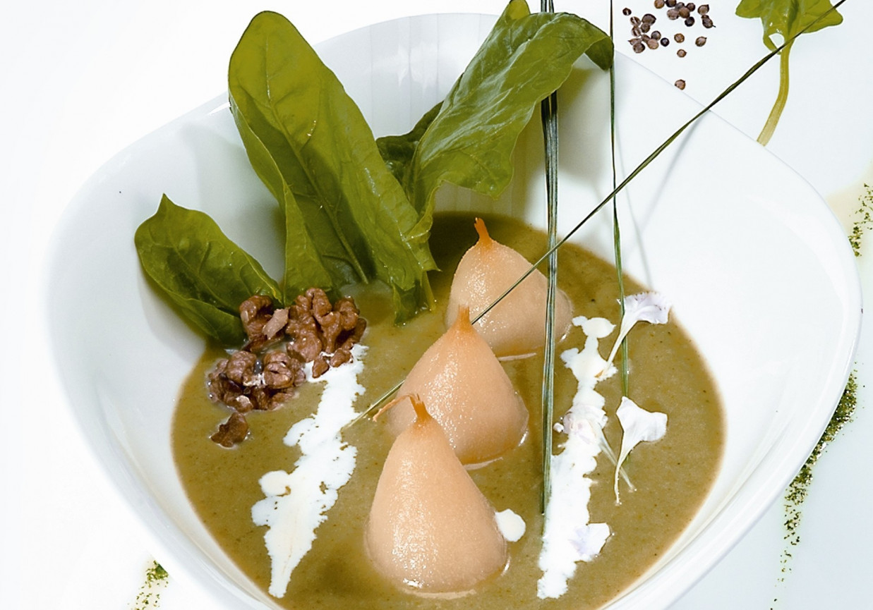 Zupa krem ze szpinaku z czosnkiem, serem gorgonzola i słodko-kwaśną gruszką Roberta Sowy foto