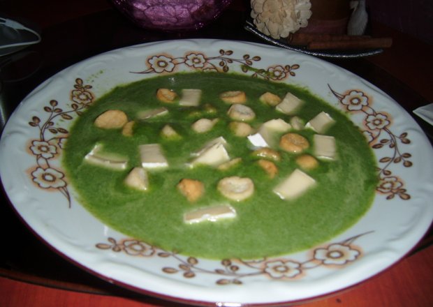Fotografia przedstawiająca Zupa krem ze szpinaku z serem camembert