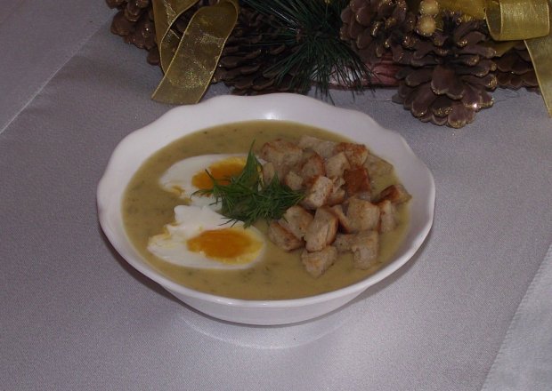 Fotografia przedstawiająca Zupa krem ziemniaczano koperkowy z jajkiem i grzankami