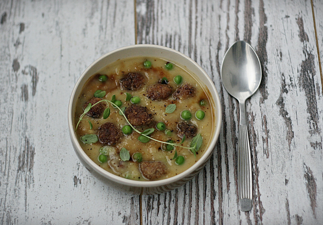 Zupa krem ziemniaczano porowa z mięsnymi kuleczkami i zielonym groszkiem foto