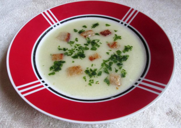 Fotografia przedstawiająca Zupa kremowa czosnkowo- pietruszkowa