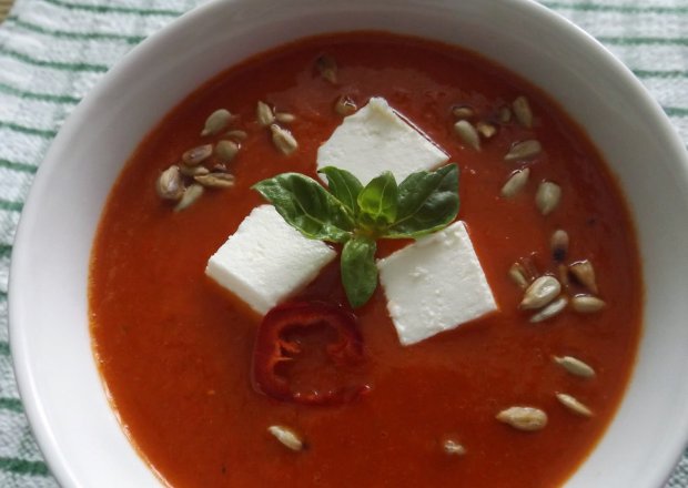 Fotografia przedstawiająca Zupa kremowa pomidorowo - paprykowa z fetą