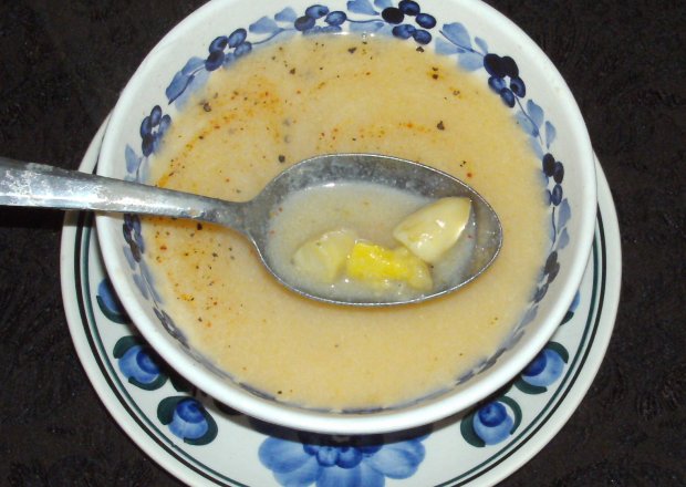 Fotografia przedstawiająca zupa kremowa z białych szparagów na rosole...
