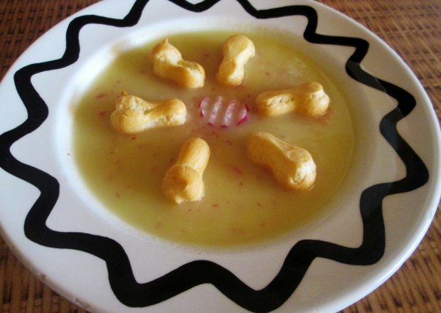 Fotografia przedstawiająca Zupa kremowa z kalarepki i rzodkiewki