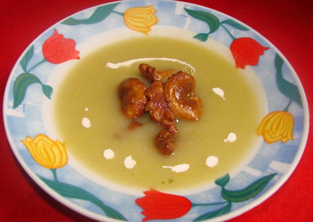 Fotografia przedstawiająca Zupa kremowo - porowa z kurkami