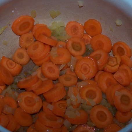 Krok 3 - Zupa, która budzi wiele kontrowersji smakowych, czyli pomarańczowa i to dosłownie :) foto
