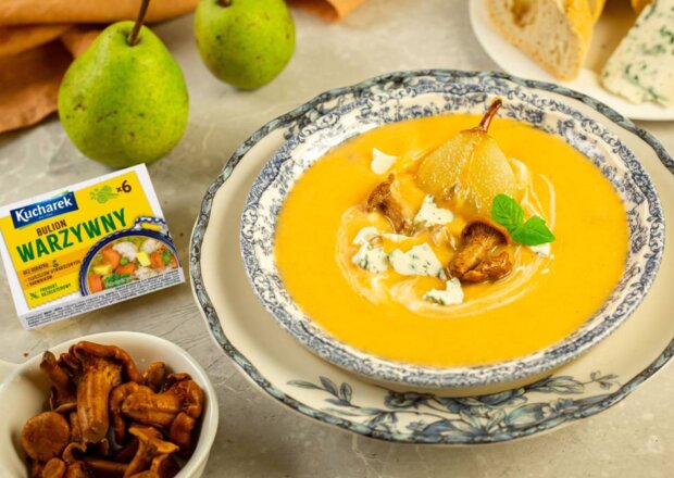Fotografia przedstawiająca Zupa kurkowa z karmelizowaną gruszką i serem pleśniowym