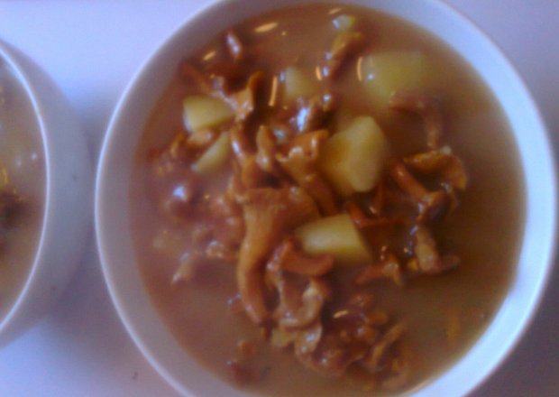 Fotografia przedstawiająca zupa kurkowa z kartoflami