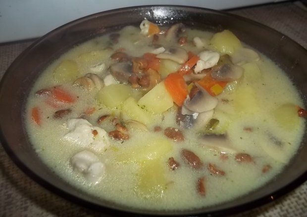 Fotografia przedstawiająca Zupa kurkowa z pieczarkami