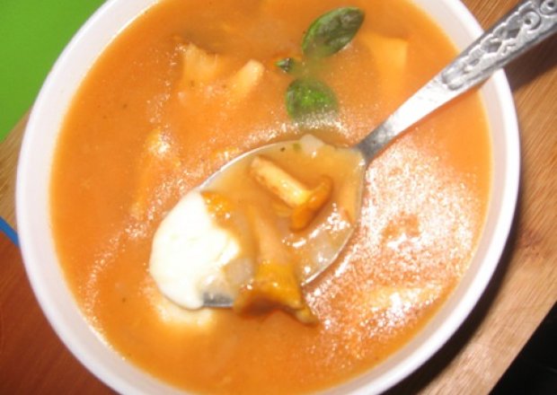 Fotografia przedstawiająca Zupa kurkowa z sokiem marchwiowym i mozzarellą