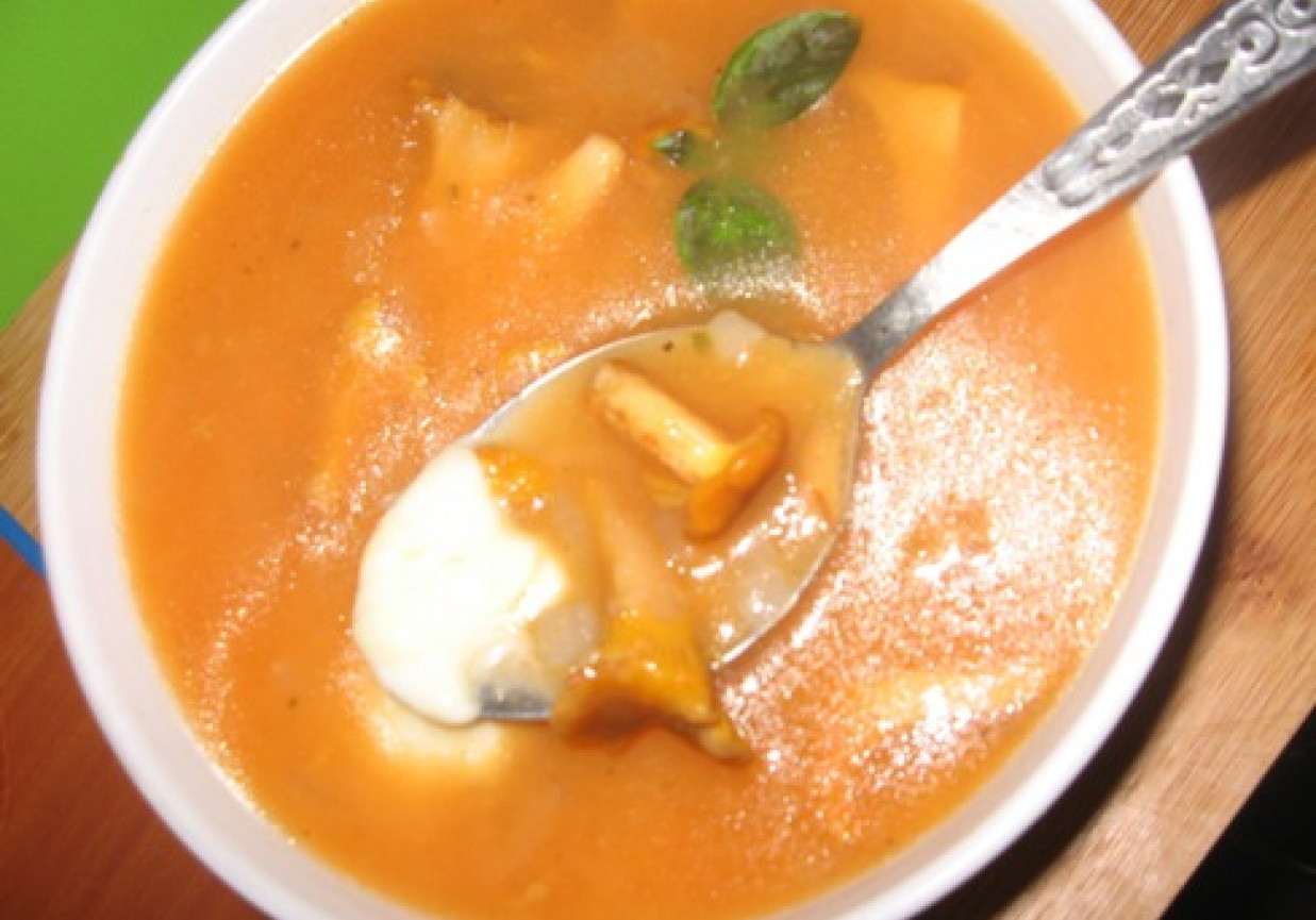 Zupa kurkowa z sokiem marchwiowym i mozzarellą foto