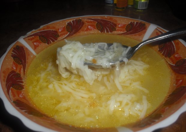 Fotografia przedstawiająca Zupa kwaśna z kiszonej kapusty i jabłka z makaronem