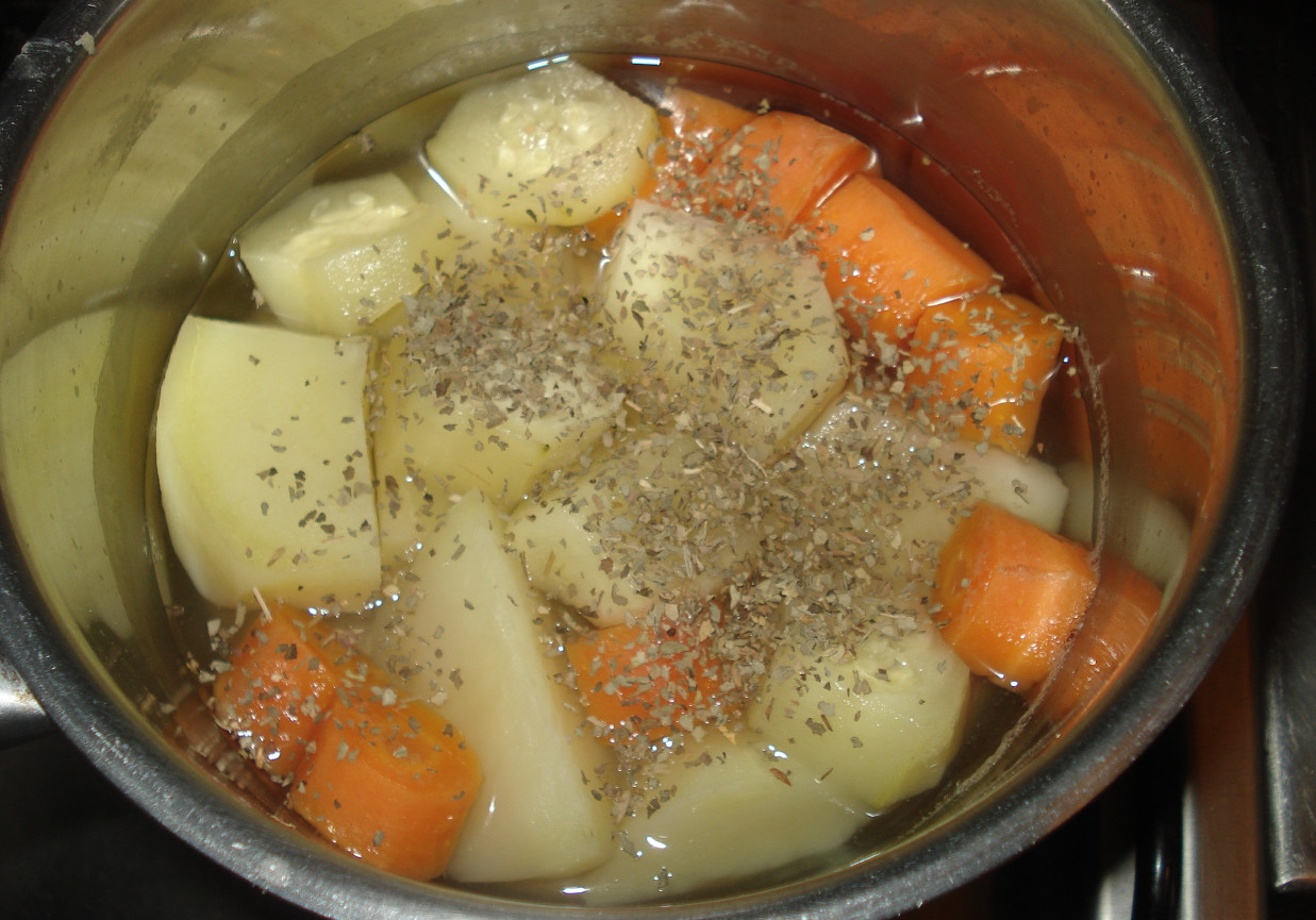 Zupa malucha-z cukinią, marchewką , ziemniaczkiem i bazylią foto