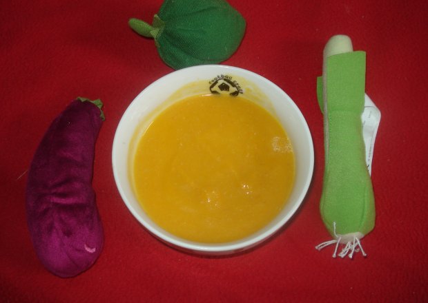 Fotografia przedstawiająca Zupa malucha- z dynią i marchewką na wywarze z indyka