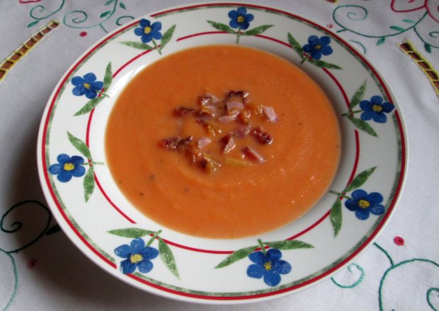 Fotografia przedstawiająca Zupa marchewkowa z boczkiem