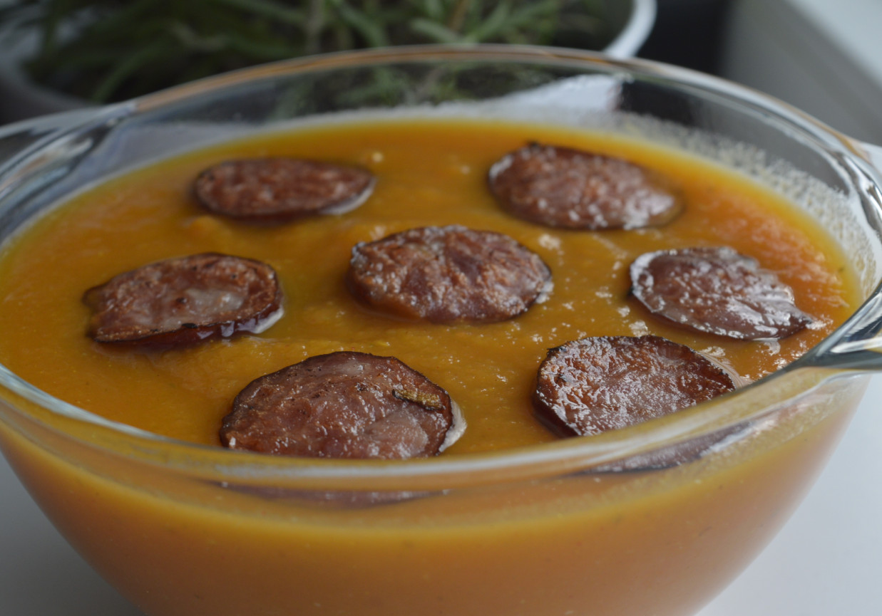 Zupa marchewkowa z chorizo foto