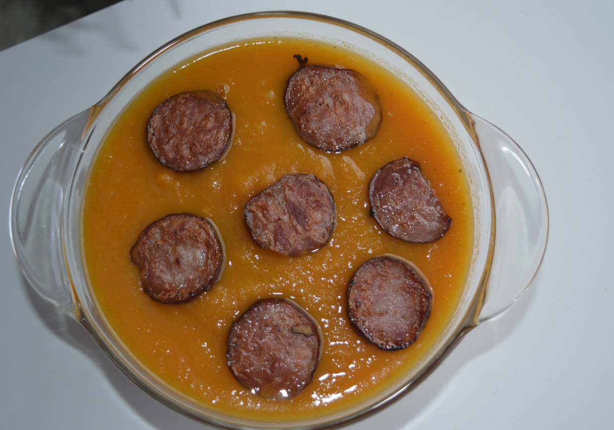 Zupa marchewkowa z chorizo foto