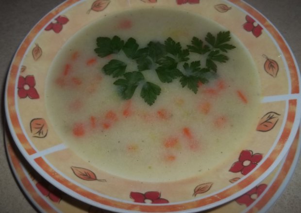 Fotografia przedstawiająca Zupa marchewkowa z groszkiem i kaszką manną