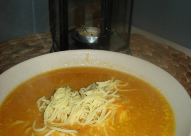Fotografia przedstawiająca Zupa marchewkowa  z imbirem i makaronem