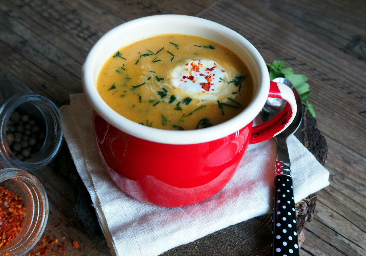 Zupa marchewkowa z imbirem i suszonymi pomidorami foto