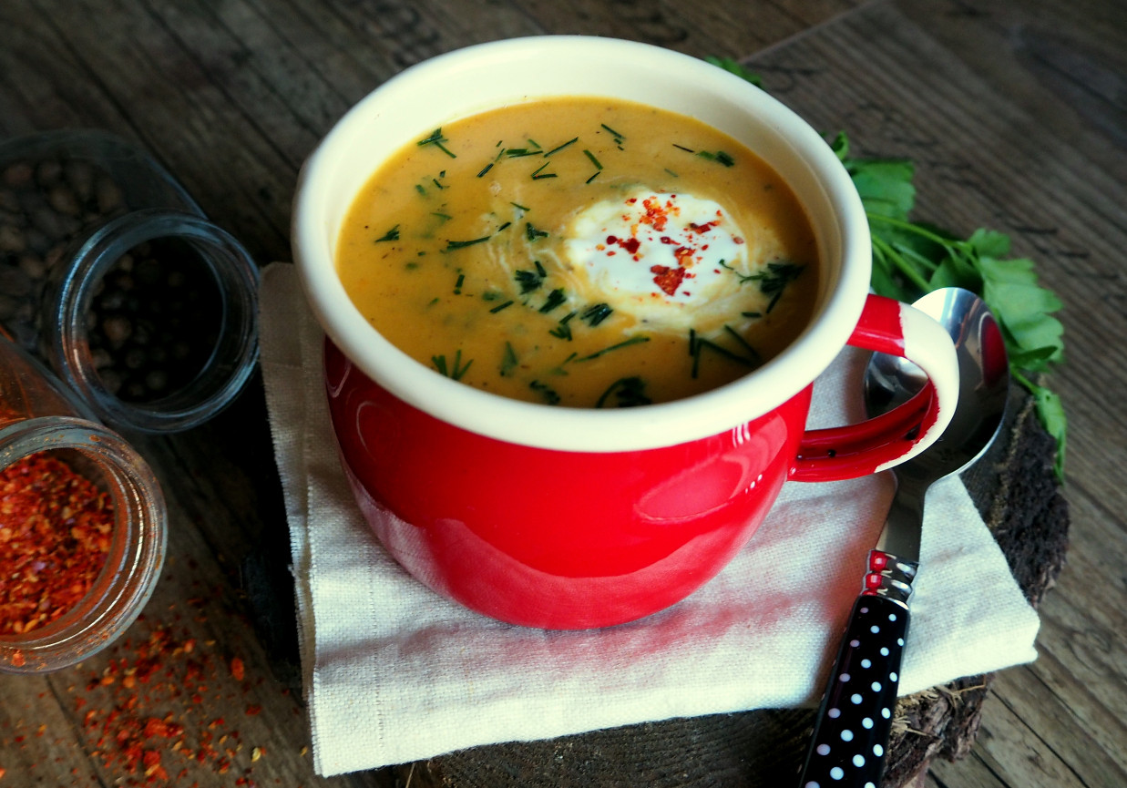 Zupa marchewkowa z imbirem i suszonymi pomidorami foto
