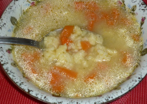 Fotografia przedstawiająca Zupa marchewkowa z kluseczkami