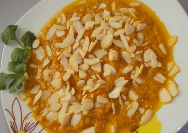 Fotografia przedstawiająca Zupa marchewkowa z kolendrą