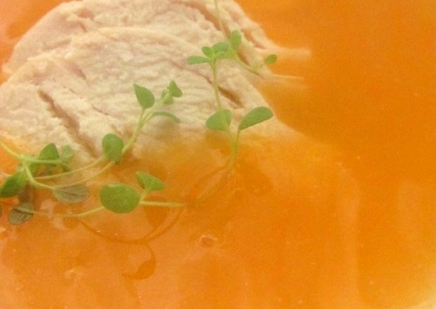 Fotografia przedstawiająca Zupa marchewkowa z kurczakiem.