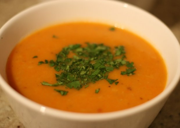 Fotografia przedstawiająca Zupa marchewkowa z pomarańczą