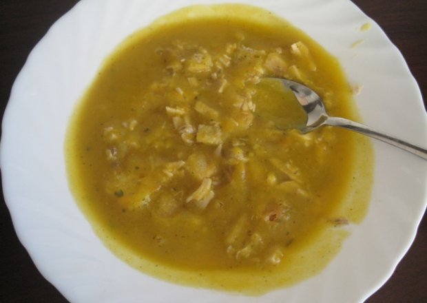 Fotografia przedstawiająca Zupa marchewkowo-dyniowa z grzankami