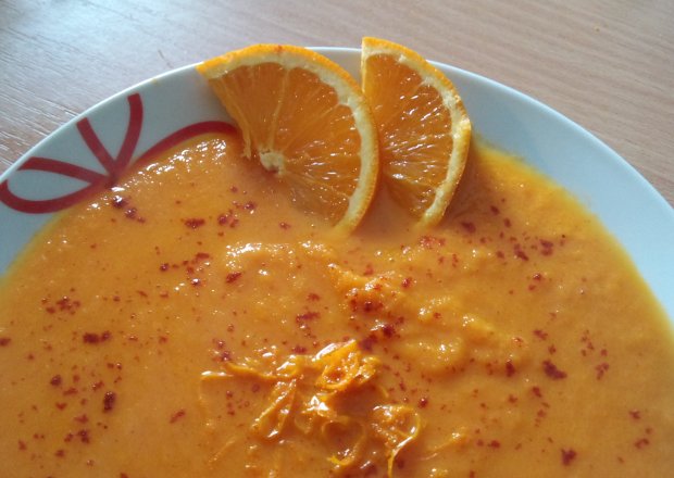 Fotografia przedstawiająca Zupa marchewkowo-pomarańczowa