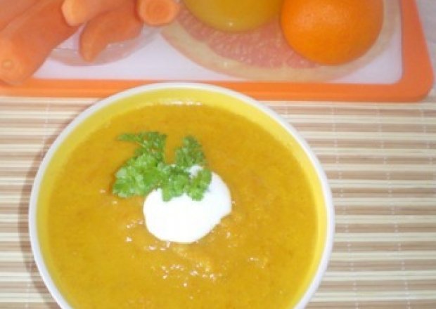 Fotografia przedstawiająca Zupa marchewkowo-pomarańczowa