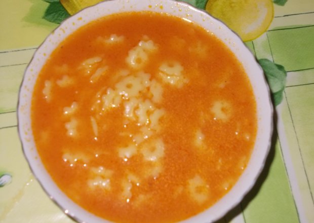 Fotografia przedstawiająca Zupa marchewkowo-pomidorowa z makaronem gwiazdki