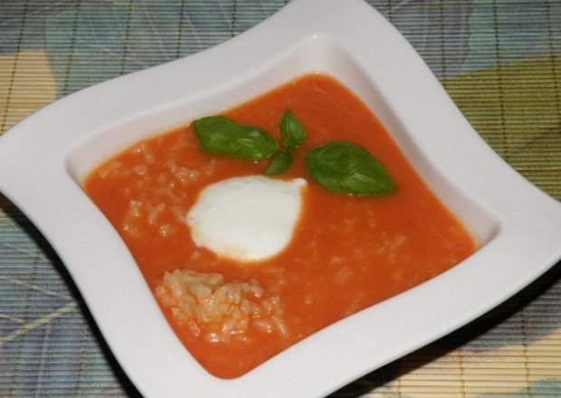 Fotografia przedstawiająca Zupa marchewkowo-pomidorowa z ryżem