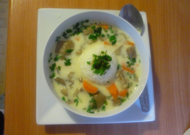Fotografia przedstawiająca zupa maślakowa na gęsi z ryżem