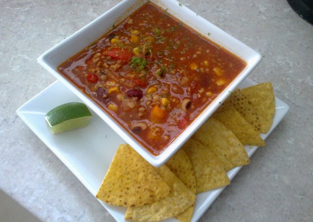 Fotografia przedstawiająca Zupa meksykańska z chipsami tortilla
