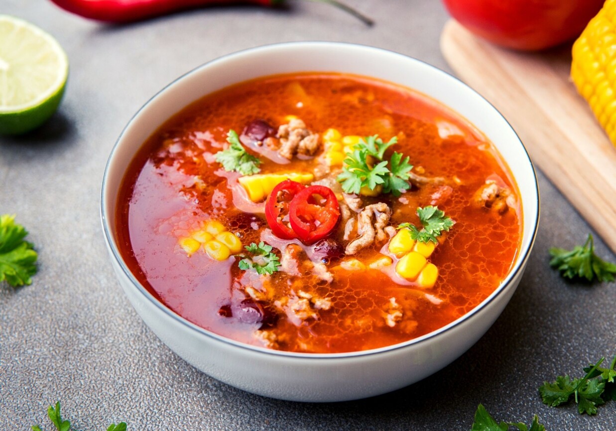 Zupa meksykańska z mięsem drobiowym i kolendrą foto