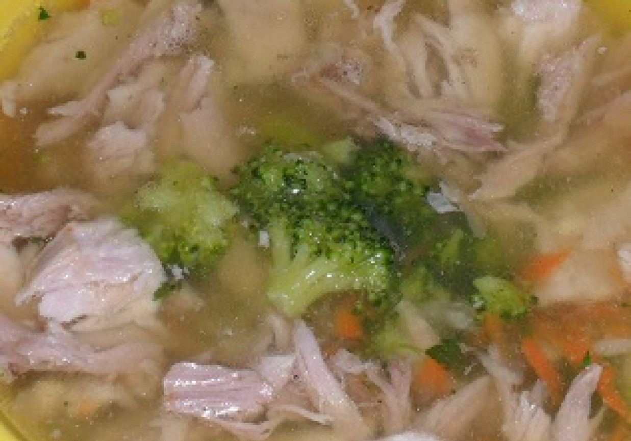 Zupa mięsna z brokułem foto