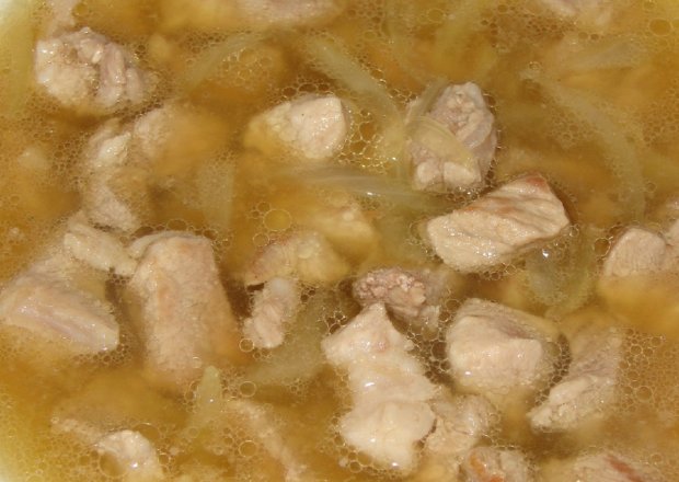 Fotografia przedstawiająca Zupa mięsna z cebulką