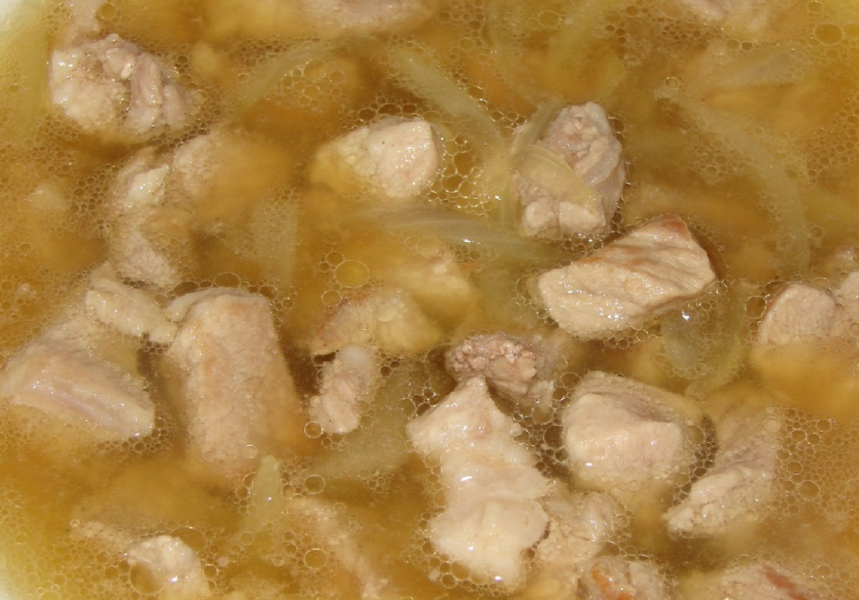 Zupa mięsna z cebulką foto