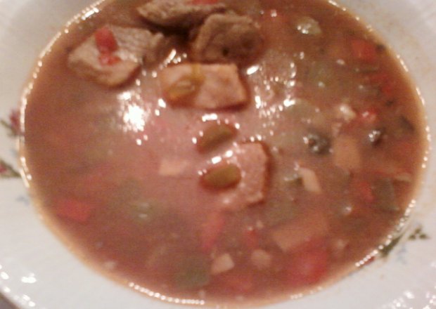 Fotografia przedstawiająca Zupa mięsna z ogórkiem i papryką