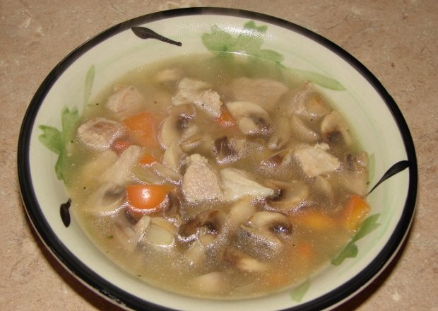 Fotografia przedstawiająca Zupa mięsna z pieczarkami i papryką